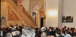 Dobar odgovor imamu za vrijeme hutbe: Nemoj ti nama pričat o saburu u siromaštvu, jer je cijena tvog parfema ravna mojoj plati! - featured image