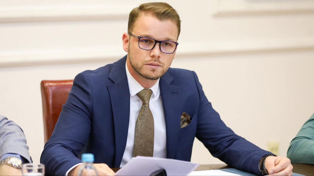 Stanivuković poručio Dodiku: U većinu zemalja ne možeš ni kao turista, ostao si u šatoru, tvoja izolacija sramoti RS - featured image Stanivuković poručio Dodiku: U većinu zemalja ne možeš ni kao turista, ostao si u šatoru, tvoja izolacija sramoti RS - featured image