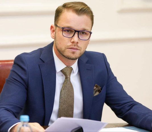 Stanivuković poručio Dodiku: U većinu zemalja ne možeš ni kao turista, ostao si u šatoru, tvoja izolacija sramoti RS - featured image