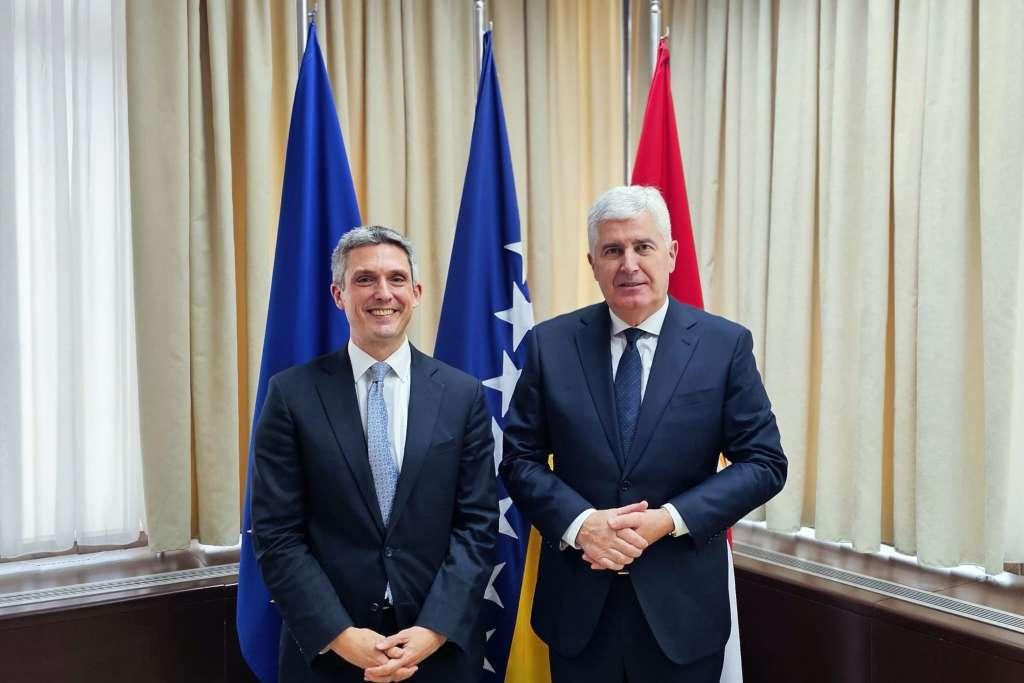 ISPLIVALI DETALJI SASTANKA SA “AMERIKOM”: Čović i Fleming na današnjem sastanku razgovarali su o… - featured image ISPLIVALI DETALJI SASTANKA SA “AMERIKOM”: Čović i Fleming na današnjem sastanku razgovarali su o… - featured image