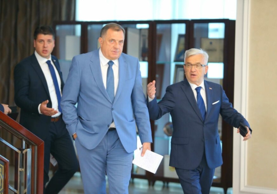 DODIK STEŽE REDOVE: Smjenom DEMOS-ovog direktora zapalio nove tenzije unutar koalicije! - featured image DODIK STEŽE REDOVE: Smjenom DEMOS-ovog direktora zapalio nove tenzije unutar koalicije! - featured image