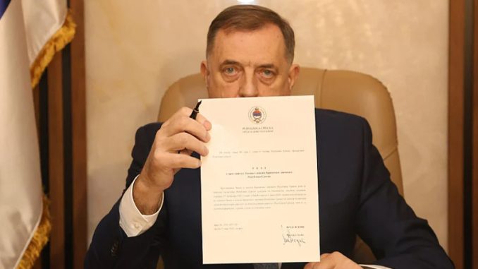 Dodik Srbima u BiH: “Napadnuti smo od strane muslimanskog nacionalizma iz Sarajeva koji želi pokoriti RS” - featured image Dodik Srbima u BiH: “Napadnuti smo od strane muslimanskog nacionalizma iz Sarajeva koji želi pokoriti RS” - featured image