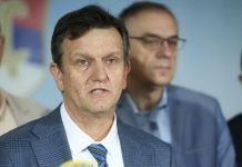 BRANKO BLANUŠA RAZOTKRIVA IZBORNU KRAĐU U DOBOJU: Evo koliko mjesta donosi razliku od 2.750 glasova. BRANKO BLANUŠA RAZOTKRIVA IZBORNU KRAĐU U DOBOJU: Evo koliko mjesta donosi razliku od 2.750 glasova. - featured image