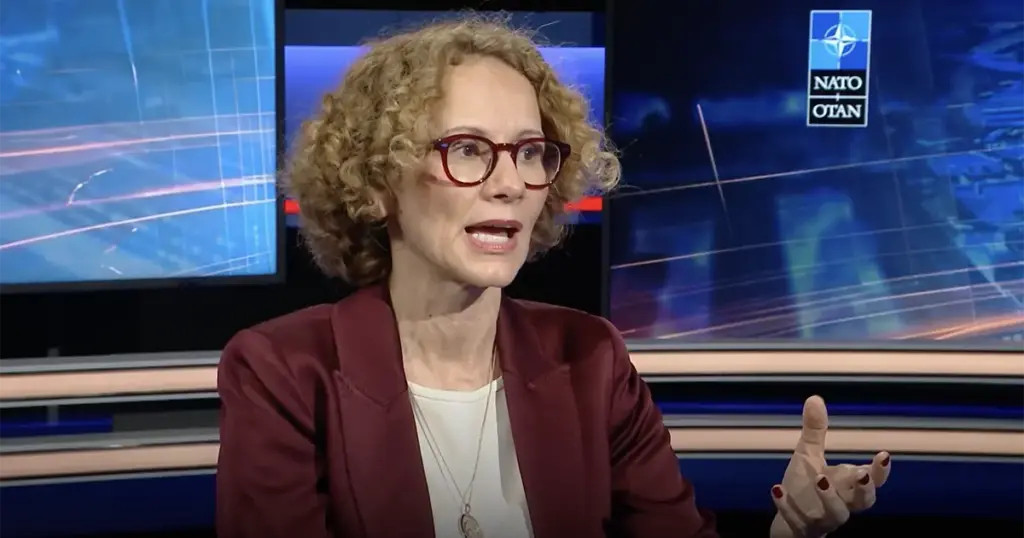 (VIDEO) ŠOKANTNO: Zamjenica generalnog sekretara NATO-a otkrila: Znamo koja država iz Europe stvara podjele u BiH, mi to pratimo. - featured image (VIDEO) ŠOKANTNO: Zamjenica generalnog sekretara NATO-a otkrila: Znamo koja država iz Europe stvara podjele u BiH, mi to pratimo. - featured image