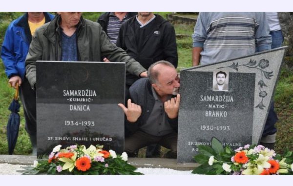 SRBIN BRANIO BOŠNJAKE I POGINUO: Bošnjaci sagradili nadgrobni spomenik svom komšiji Srbinu! (FOTO) - featured image SRBIN BRANIO BOŠNJAKE I POGINUO: Bošnjaci sagradili nadgrobni spomenik svom komšiji Srbinu! (FOTO) - featured image