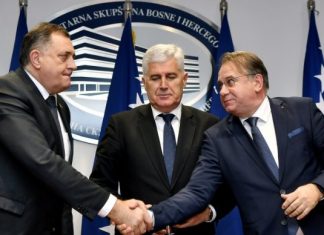 POLITIČKA RAZOČARENJA: Mandat izgubljen, a Trojka i SNSD dijele krivicu za… POLITIČKA RAZOČARENJA: Mandat izgubljen, a Trojka i SNSD dijele krivicu za… - featured image