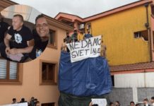 Institucije hoće da ruše džamiju, PRAVOSLAVNO BRATSTVO stalo u odbranu muslimana! “Dalje ruke od svetinje, branićemo je kao da je naša crkva!” (VIDEO) Institucije hoće da ruše džamiju, PRAVOSLAVNO BRATSTVO stalo u odbranu muslimana! “Dalje ruke od svetinje, branićemo je kao da je naša crkva!” (VIDEO) - featured image