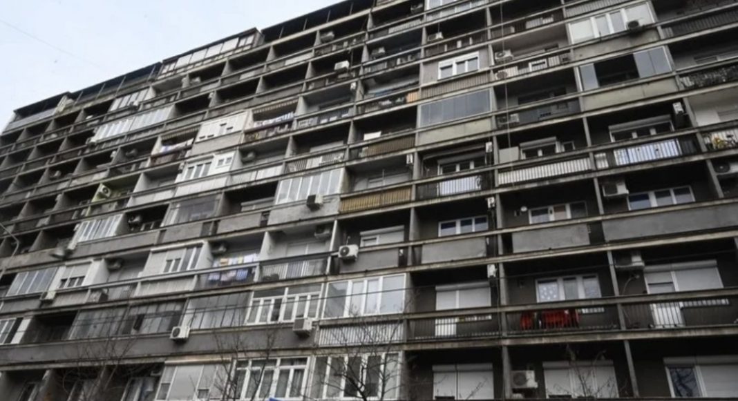 Komšije o djevojci koja je preminula tokom intimnog odnosa: Njen momak je go lupao na vrata, a onda skočio s balkona - featured image