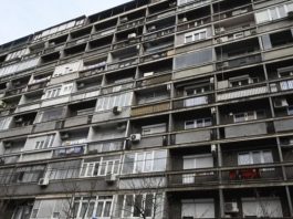 Komšije o djevojci koja je preminula tokom intimnog odnosa: Njen momak je go lupao na vrata, a onda skočio s balkona - featured image