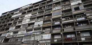 Komšije o djevojci koja je preminula tokom intimnog odnosa: Njen momak je go lupao na vrata, a onda skočio s balkona - featured image