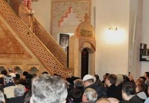 Dobar odgovor imamu za vrijeme hutbe: Nemoj ti nama pričat o saburu u siromaštvu, jer je cijena tvog parfema ravna mojoj plati! - featured image