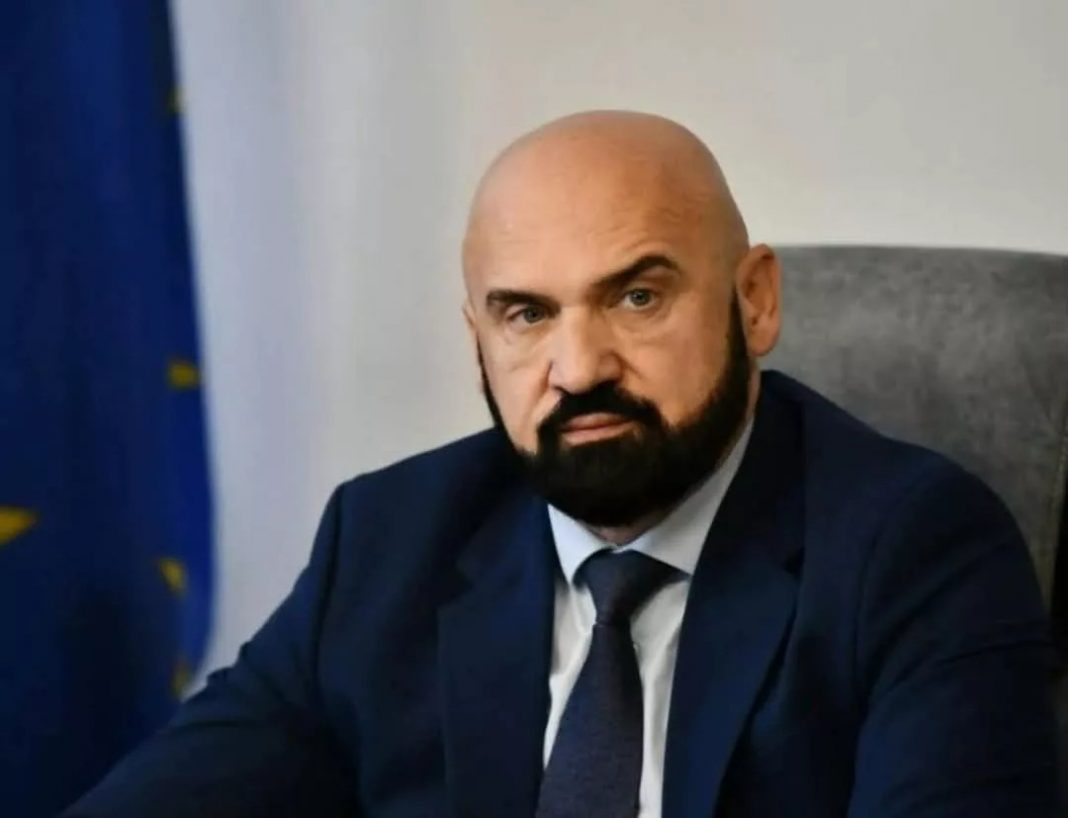 Ramo Isak: Građani idu u zatvor zbog krađe drva, a Dodik se vozi helikopterom - featured image Ramo Isak: Građani idu u zatvor zbog krađe drva, a Dodik se vozi helikopterom - featured image