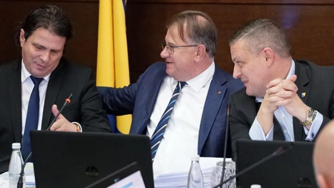 Povećavaju sebi plate pa podižu kredite: Vlada FBiH se zadužuje za više od 120 miliona KM - featured image