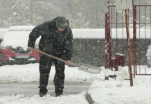 Tokom čišćenja snijega ispred kuće otkopao mrtvog čovjeka! - featured image