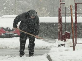 Tokom čišćenja snijega ispred kuće otkopao mrtvog čovjeka! - featured image