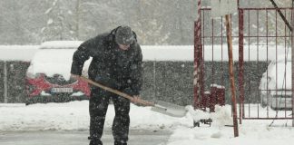 Tokom čišćenja snijega ispred kuće otkopao mrtvog čovjeka! - featured image
