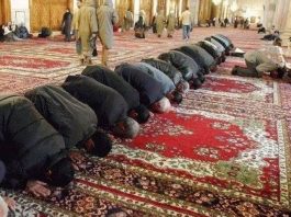 Mrzitelj islama koji je u obući ušao u džamiju i stao bratu na glavu dok je ovaj bio na sedždi. A onda doživio iznenađenje… Mrzitelj islama koji je u obući ušao u džamiju i stao bratu na glavu dok je ovaj bio na sedždi. A onda doživio iznenađenje… - featured image