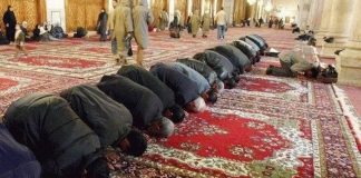 Mrzitelj islama koji je u obući ušao u džamiju i stao bratu na glavu dok je ovaj bio na sedždi. A onda doživio iznenađenje… Mrzitelj islama koji je u obući ušao u džamiju i stao bratu na glavu dok je ovaj bio na sedždi. A onda doživio iznenađenje… - featured image