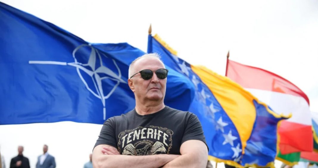 Zukan Helez se obrušio na Schmidta, a javnost bruji o poruci! - featured image Zukan Helez se obrušio na Schmidta, a javnost bruji o poruci! - featured image