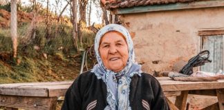 Nena mi je govorila “Ajla, nisi prava muslimanka ako ne odeš teti Anđi pred Božić da pomogneš u pripremama i čišćenju”. (FOTO) - featured image