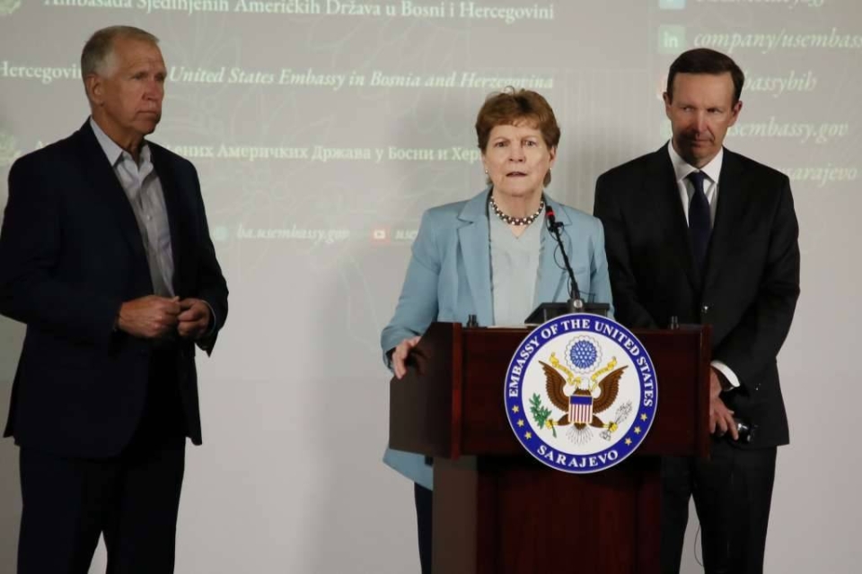 ALARM U AMERICI: Senatorica poziva na ponovno uvođenje sankcija, poznato i kome - featured image ALARM U AMERICI: Senatorica poziva na ponovno uvođenje sankcija, poznato i kome - featured image