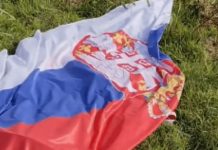 Hrvat, dok je šetao, našao zastavu Srbije na zemlji. Evo šta je uradio i kakvu je poruku poslao regionu. (VIDEO) - featured image