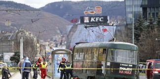 (VIDEO) Uznemirujući snimak: Pogledajte stravičan trenutak kada je tramvaj iskočio iz šina - featured image