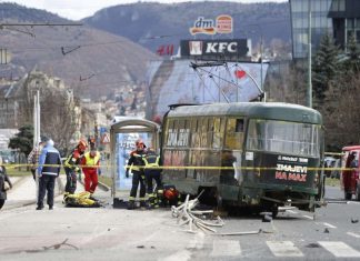 (VIDEO) Uznemirujući snimak: Pogledajte stravičan trenutak kada je tramvaj iskočio iz šina (VIDEO) Uznemirujući snimak: Pogledajte stravičan trenutak kada je tramvaj iskočio iz šina - featured image