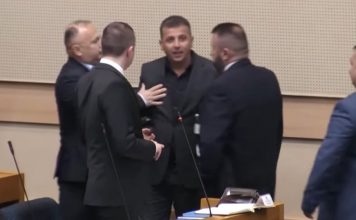 Nova drama u Banjaluci: Nebojša Vukanović ponovo izbačen sa sjednice NSRS Nova drama u Banjaluci: Nebojša Vukanović ponovo izbačen sa sjednice NSRS - featured image