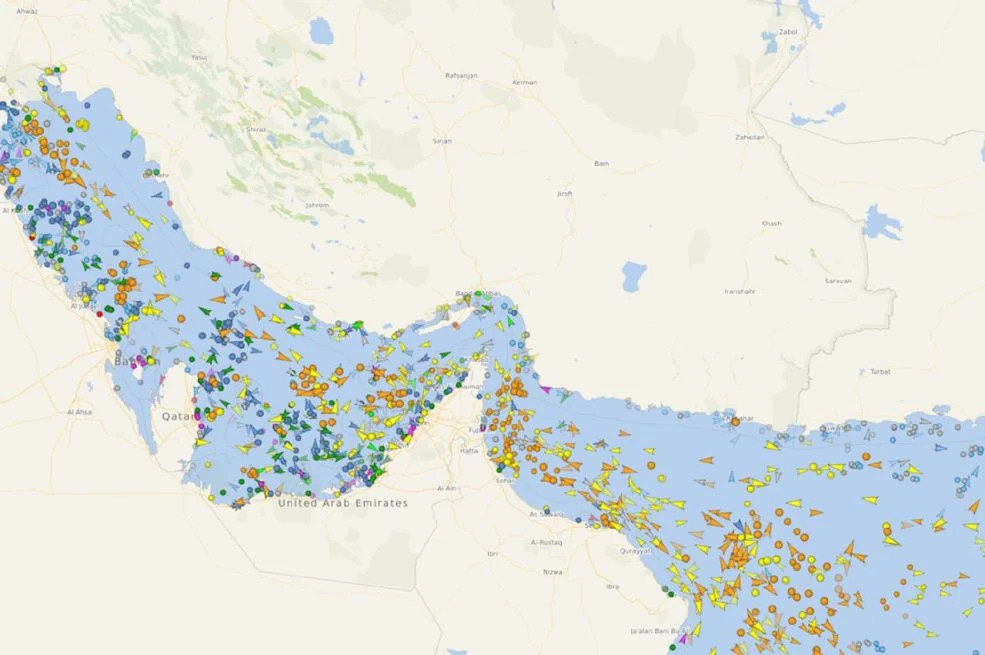 Pogledajte kako danas izgleda Hormuški zaljev: Ako ovo potraje, evo koliko će nafta poskupiti - featured image Pogledajte kako danas izgleda Hormuški zaljev: Ako ovo potraje, evo koliko će nafta poskupiti - featured image