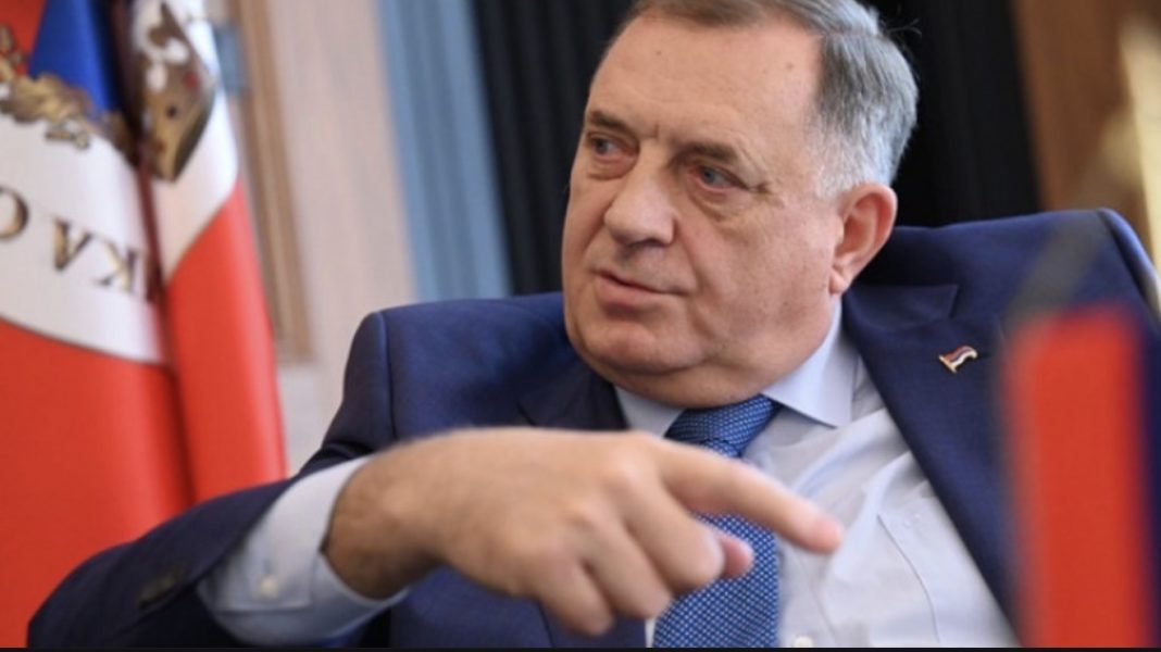 Dodik ponovo vrijeđa: Šta me briga kako oni žive u tom ćumezu u Sarajevu. Ovo se završava mirnim raspadom - featured image Dodik ponovo vrijeđa: Šta me briga kako oni žive u tom ćumezu u Sarajevu. Ovo se završava mirnim raspadom - featured image