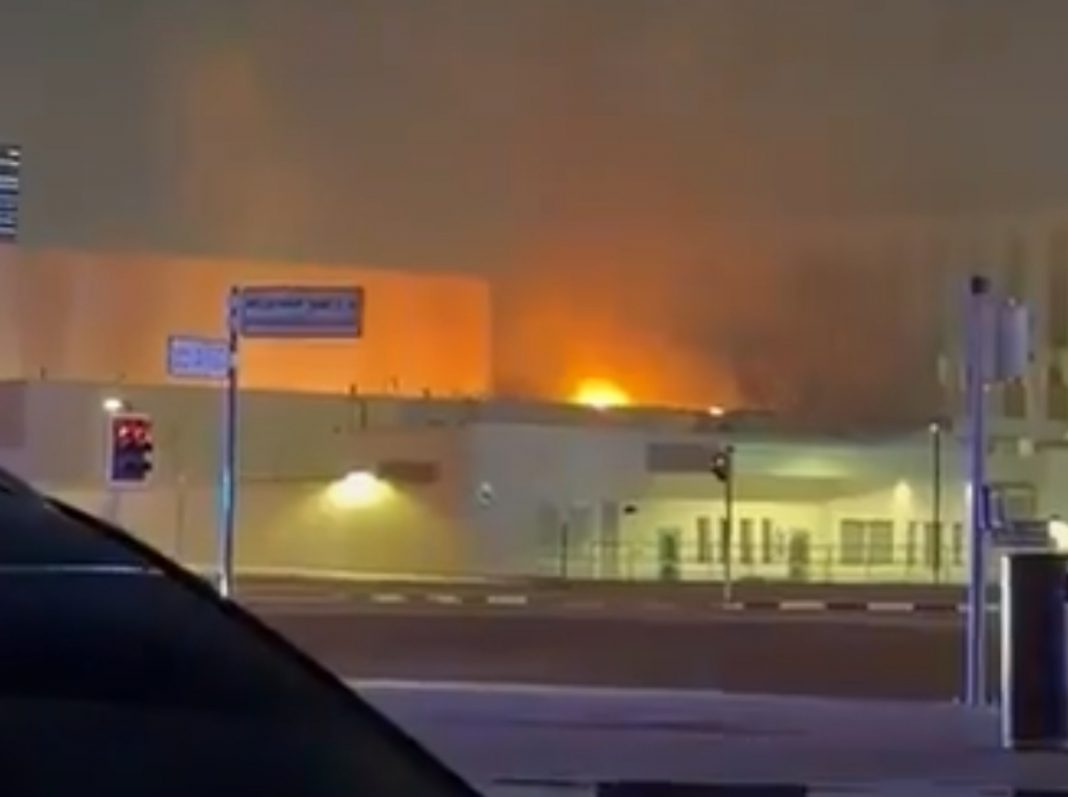 (VIDEO) ZASTRAŠUJUĆI BLJESAK, UDAR, PA EKSPLOZIJA! Ovo je trenutak napada na konzulat Amerike u Dubaiju - featured image