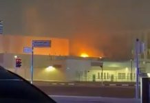 (VIDEO) ZASTRAŠUJUĆI BLJESAK, UDAR, PA EKSPLOZIJA! Ovo je trenutak napada na konzulat Amerike u Dubaiju (VIDEO) ZASTRAŠUJUĆI BLJESAK, UDAR, PA EKSPLOZIJA! Ovo je trenutak napada na konzulat Amerike u Dubaiju - featured image