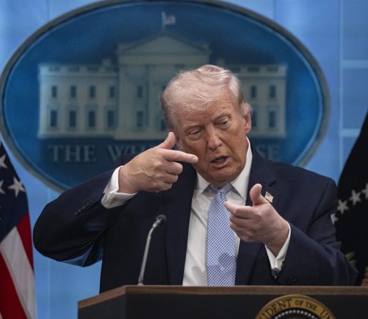 VELIKI PREOKRET: Trump u problemu, zastupnici traže smjenu zbog prijetnji da će… - featured image