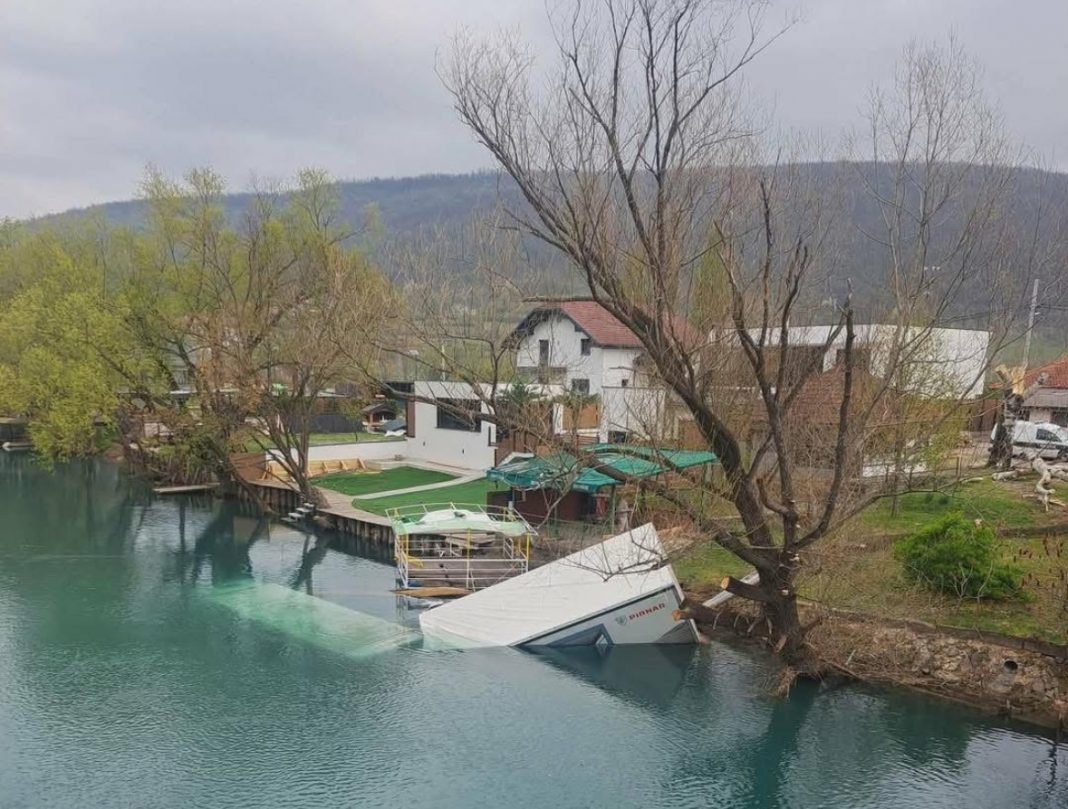 DETALJI TRAGEDIJE: Kamiondžija polupao više vozila u firmi pa sletio u rijeku nakon policijske potjere?! - featured image