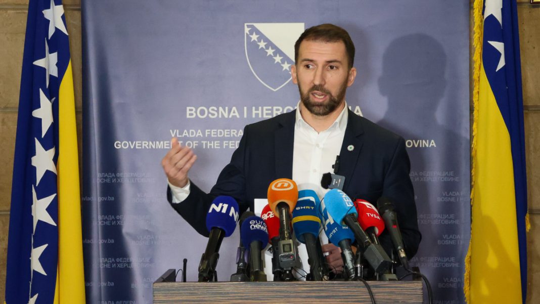 U FBiH na pomolu univerzalni dječiji doplatak: Mjesečna podrška bi iznosila 200 KM po djetetu - featured image U FBiH na pomolu univerzalni dječiji doplatak: Mjesečna podrška bi iznosila 200 KM po djetetu - featured image