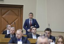 Muk u Parlamentu RS: Vukanović šokirao istupom -“Pokojni Boban Kusturić stajao iza organizacije…” Muk u Parlamentu RS: Vukanović šokirao istupom -“Pokojni Boban Kusturić stajao iza organizacije…” - featured image