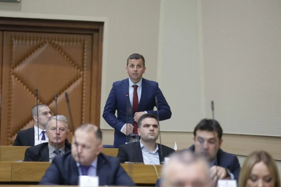 Muk u Parlamentu RS: Vukanović šokirao istupom -“Pokojni Boban Kusturić stajao iza organizacije…” - featured image Muk u Parlamentu RS: Vukanović šokirao istupom -“Pokojni Boban Kusturić stajao iza organizacije…” - featured image
