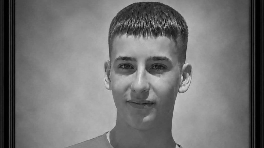Da srce pukne od tuge: Za vikend je u njemu trebao na maturalnu, umjesto toga u novom odijelu bit će pokopan - featured image Da srce pukne od tuge: Za vikend je u njemu trebao na maturalnu, umjesto toga u novom odijelu bit će pokopan - featured image