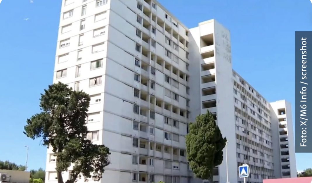 MAJKA SA TROJE MALOLJETNE DJECE SKOČILA SA 13. SPRATA ZGRADE! Još četvoro njenih mališana iz stana GLEDALO UŽAS - featured image