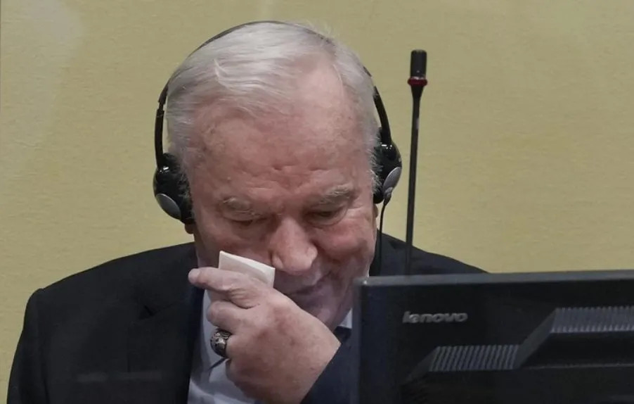 HLADAN TUŠ IZ HAGA: Oglasli se o slučaju Ratka Mladića - featured image HLADAN TUŠ IZ HAGA: Oglasli se o slučaju Ratka Mladića - featured image