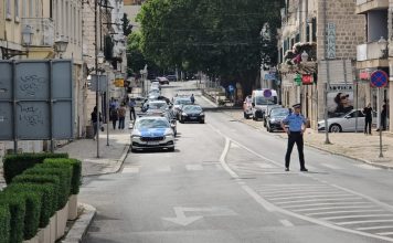 SKANDAL POTRESA HERCEGOVINU: Policijski kordoni satima držali grad pod blokadom zbog… SKANDAL POTRESA HERCEGOVINU: Policijski kordoni satima držali grad pod blokadom zbog… - featured image
