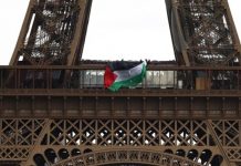 DRAMA U PARIZU: Aktivisti razvili palestinsku zastavu na Eiffelovom tornju, ima uhapšenih (VIDEO) - featured image