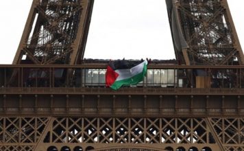 DRAMA U PARIZU: Aktivisti razvili palestinsku zastavu na Eiffelovom tornju, ima uhapšenih (VIDEO) DRAMA U PARIZU: Aktivisti razvili palestinsku zastavu na Eiffelovom tornju, ima uhapšenih (VIDEO) - featured image