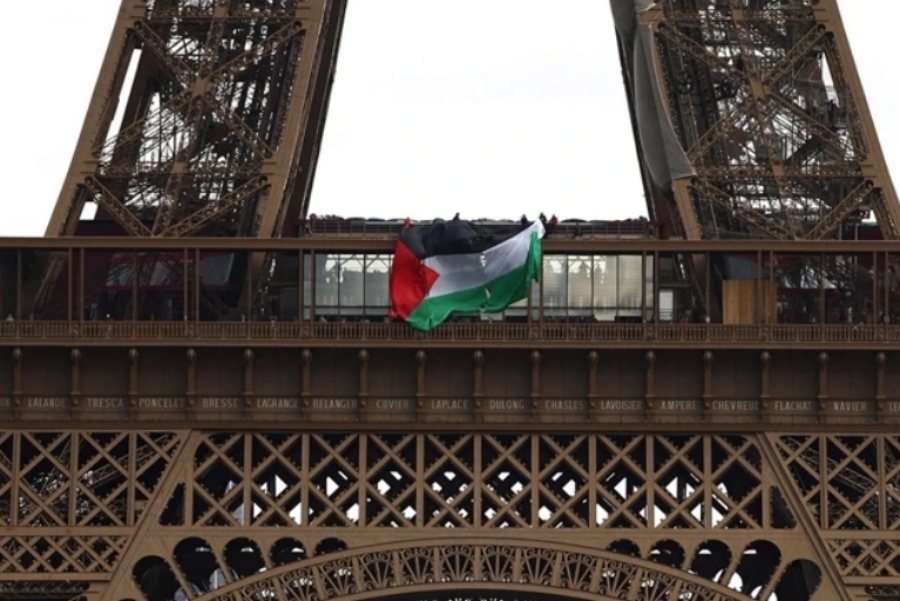 DRAMA U PARIZU: Aktivisti razvili palestinsku zastavu na Eiffelovom tornju, ima uhapšenih (VIDEO) - featured image DRAMA U PARIZU: Aktivisti razvili palestinsku zastavu na Eiffelovom tornju, ima uhapšenih (VIDEO) - featured image