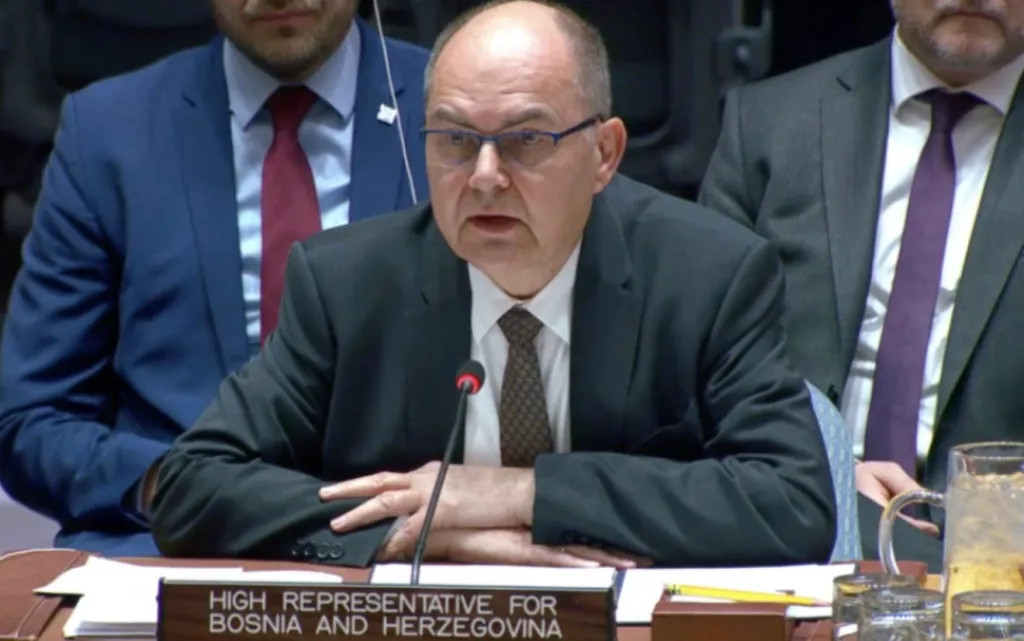 CHRISTIAN SCHMIDT OGOLIO DODIKOVU POLITIKU PRED ČITAVIM SVIJETOM: Razotkrio kako RS sistemski gazi Bošnjake - featured image CHRISTIAN SCHMIDT OGOLIO DODIKOVU POLITIKU PRED ČITAVIM SVIJETOM: Razotkrio kako RS sistemski gazi Bošnjake - featured image