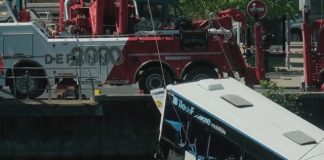 Teška nesreća: Vozač autobusa na obuci udario u parkirani automobil i sletio u rijeku - featured image