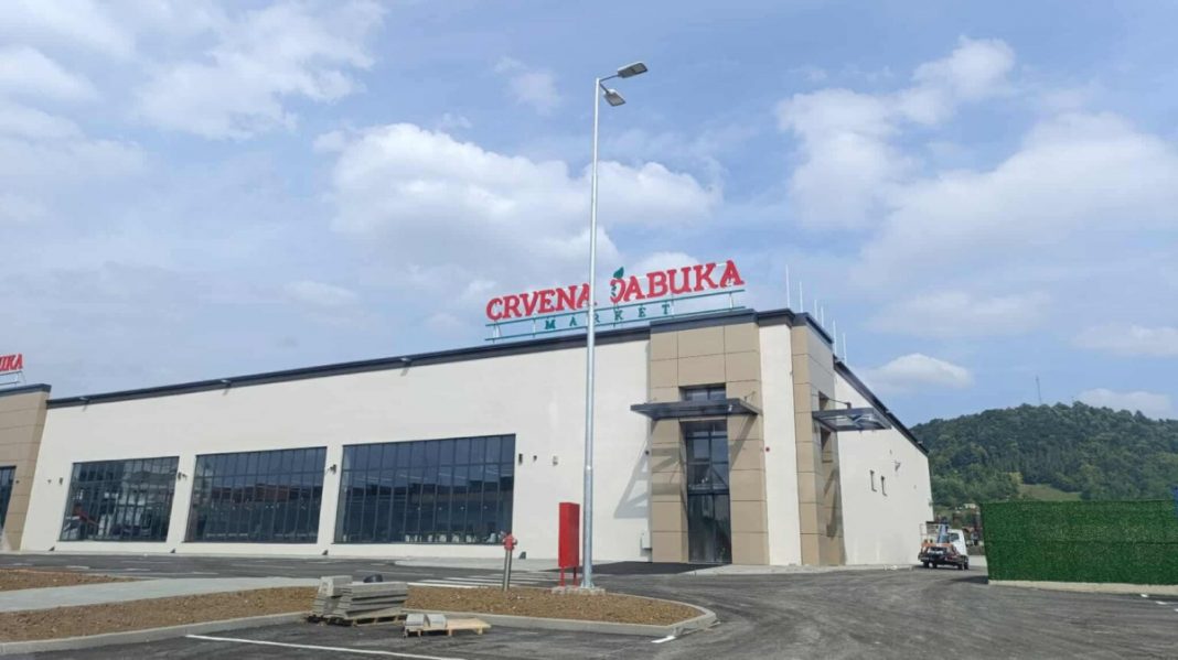 Crvena jabuka o slučaju “zabrana dresova”: “Nema prijetnji otkazima, riječ je o obaveznoj radnoj uniformi” - featured image Crvena jabuka o slučaju “zabrana dresova”: “Nema prijetnji otkazima, riječ je o obaveznoj radnoj uniformi” - featured image