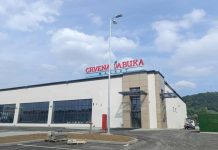 Crvena jabuka o slučaju “zabrana dresova”: “Nema prijetnji otkazima, riječ je o obaveznoj radnoj uniformi” Crvena jabuka o slučaju “zabrana dresova”: “Nema prijetnji otkazima, riječ je o obaveznoj radnoj uniformi” - featured image