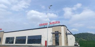 Crvena jabuka o slučaju “zabrana dresova”: “Nema prijetnji otkazima, riječ je o obaveznoj radnoj uniformi” Crvena jabuka o slučaju “zabrana dresova”: “Nema prijetnji otkazima, riječ je o obaveznoj radnoj uniformi” - featured image